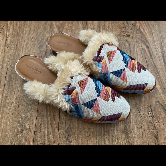 Universal Thread Sandals - Picture 2 of 7